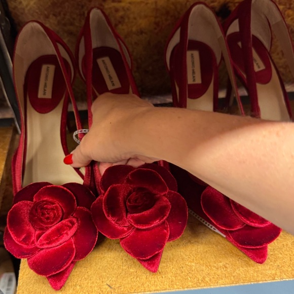 NWT Antonio Melani Ester Velvet Flower Heel Pumps - Picture 4 of 5